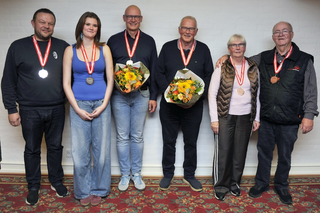 Medaljetagerne i Expert-klassen – f.v. Kim Bach Sørensen/Freja Damgaard Sørensen (sølv), Leif Poulsen/Kent Poulsen, Fårvang/Silkeborg (guld) og Henning Friborg/Else Friborg (bronze).
(Foto: Morten Alstrup)